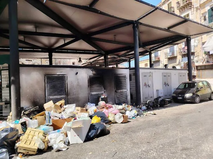 Palermo, bruciate le montagne di rifiuti al mercato coperto di Ballar&ograve;: si contano i danni