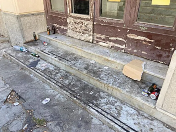 Istituto Madre Teresa di Calcutta, i residenti della zona: &laquo;Degrado, sporcizia e spaccio sui gradini della scuola&raquo;