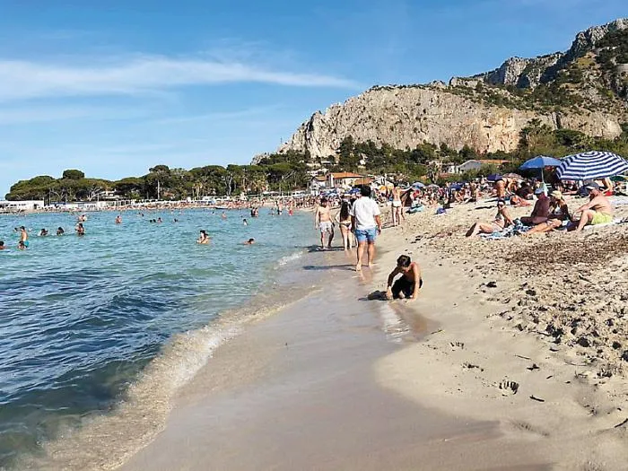 Ci sono i batteri, anzi no: giallo a Mondello sulle acque dichiarate inquinate ma balneabili