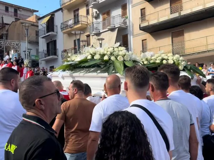 I funerali dei due ragazzi morti alla cronoscalata. L&rsquo;arcivescovo: &laquo;Tragedia immane&raquo;