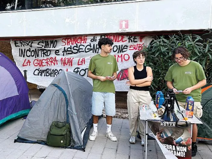 Universit&agrave; di Palermo, studenti accampati in tenda contro i ritardi per i posti letto