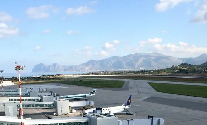 Viveva segregata dal marito in Egitto, salvata una donna ragusana in arrivo all'aeroporto di Palermo
