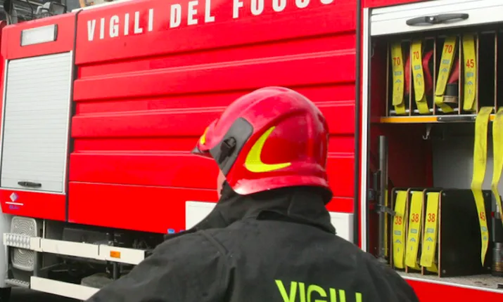 Incendio nell'area industriale, danneggiati un Tir e 27 auto