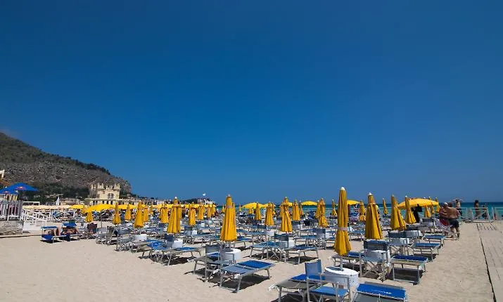 Valori batterici nella norma, revocato il divieto di balneazione a Mondello