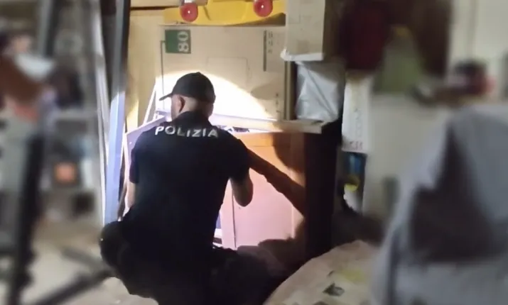 Assalto e terrore tra distributori e sale scommesse, due arresti a Palermo