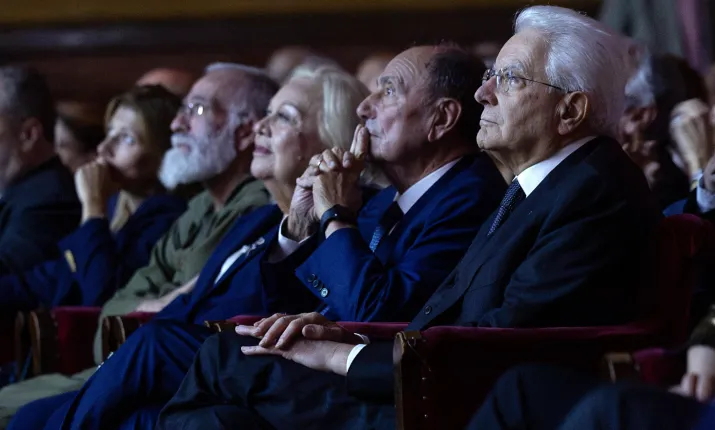 Problemi tecnici durante la proiezione, termina in anticipo la prima del film di Biagio Conte a Palermo con Mattarella